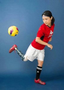 義足を着けてサッカーをする阿部未佳さん。写真集「切断ヴィーナス」で紹介された