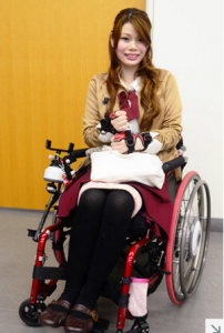 車椅子利用者でモデルの日置有紀さん＝芦屋市民センターで、石川勝義撮影