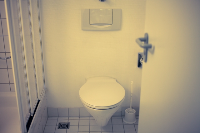 トイレに関わる悩みを連想させる画像。情報にもバリアフリーを。障がい者とその関係者のコミュニティ、情報サイト。