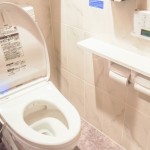 車椅子の方や、障がい者が優先して利用するために設置された、多目的トイレのイメージ画像。情報にもバリアフリーを。障がい者とその関係者のコミュニティ、情報サイト。ナレバリ