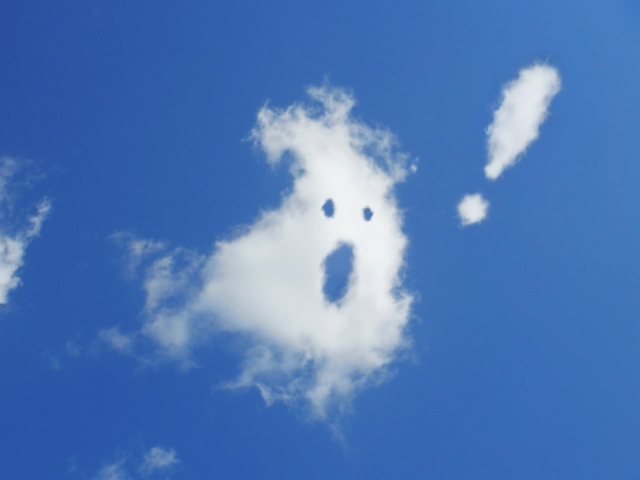 不思議な形をした雲が何かをひらめいたイメージ画像。情報にもバリアフリーを。障がい者とその関係者のコミュニティ、情報サイト。ナレバリ