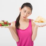 健康を考えた食事を選ぼうとしている女性の画像。情報にもバリアフリーを。障がい者とその関係者のコミュニティ、情報サイト。ナレバリ