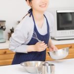 料理をする女性の画像。情報にもバリアフリーを。障がい者とその関係者のコミュニティ、情報サイト。ナレバリ