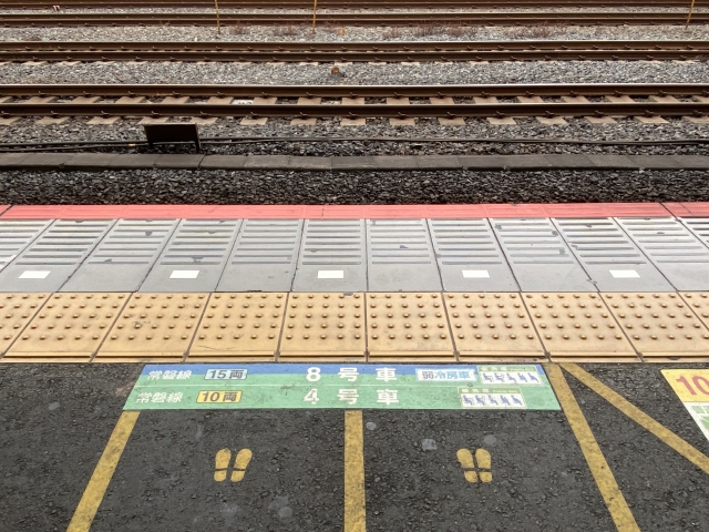 点字ブロックのある駅のホームの画像。情報にもバリアフリーを。障がい者とその関係者のコミュニティ、情報サイト。ナレバリ
