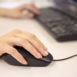 障がい者が従事することも多いパソコンを使用した仕事をしている様子。