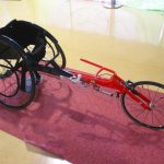 パラリンピックの種目にもある車いすマラソンで利用されるパラスポーツ選手が使うために強化されたスポーツ車椅子。