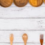 木製の食器お皿とフォークとスプーンの画像。どれを選びますか？情報にもバリアフリーを。障がい者とその関係者のコミュニティ、情報サイト。ナレバリ