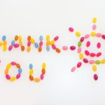 日常の感謝の気持ちを伝えるありがとうサンキューという文字をグミで書いた写真。情報にもバリアフリーを。障がい者とその関係者のコミュニティ、情報サイト。ナレバリ