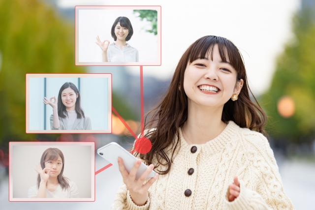 友達とスマートフォンでつながっていることをうれしくたのしく感じている女性の生き生きとした笑顔の画像。情報にもバリアフリーを。障がい者とその関係者のコミュニティ、情報サイト。ナレバリ