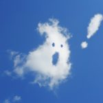 不思議な形をした雲が何かをひらめいたイメージ画像。情報にもバリアフリーを。障がい者とその関係者のコミュニティ、情報サイト。ナレバリ