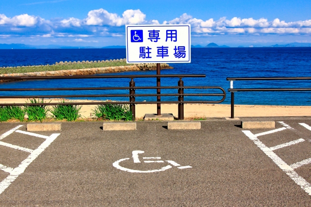 海を一望できる景色の良い駐車場にある身障者専用の駐車スペース。情報にもバリアフリーを。障がい者とその関係者のコミュニティ、情報サイト。ナレバリ