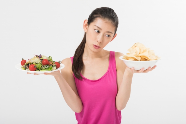 健康を考えた食事を選ぼうとしている女性の画像。情報にもバリアフリーを。障がい者とその関係者のコミュニティ、情報サイト。ナレバリ